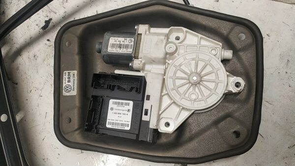 ALZACRISTALLO ELETTR. PORTA ANT. SX. usato - VOLKSWAGEN GOLF (1K) (10/03>12/09<) - immagine 3