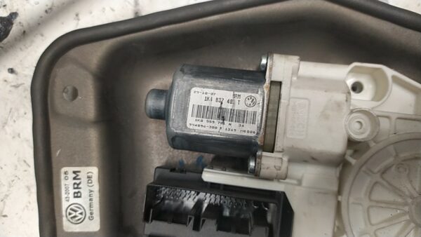 ALZACRISTALLO ELETTR. PORTA ANT. SX. usato - VOLKSWAGEN GOLF (1K) (10/03>12/09<) - immagine 4