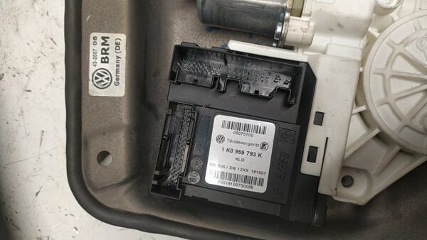 ALZACRISTALLO ELETTR. PORTA ANT. SX. usato - VOLKSWAGEN GOLF (1K) (10/03>12/09<) - immagine 5